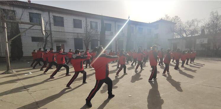 父母该如何正确教育青少年的三观呢？_www.hnlfjy.com.cn