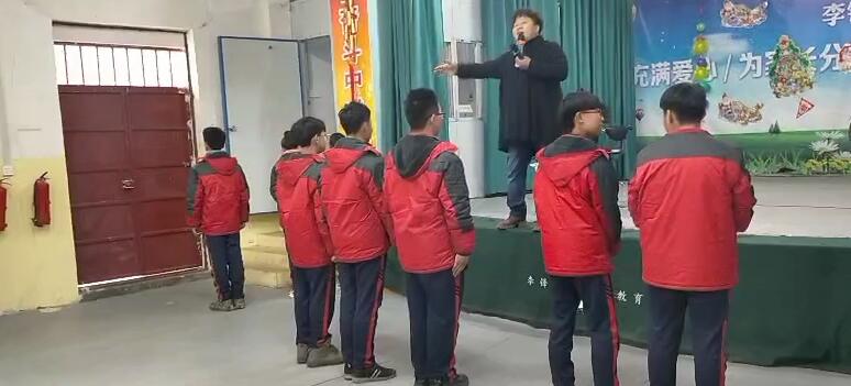 初中孩子沉迷网络无法自拔，父母束手无策_www.hnlfjy.com.cn