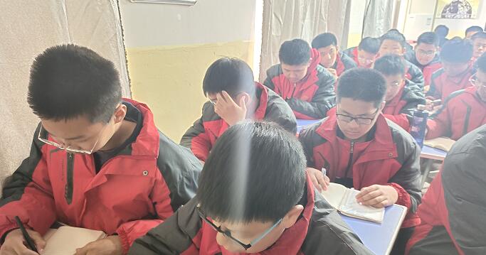 孩子沉迷手机，染上网瘾如何教育？_www.hnlfjy.com.cn