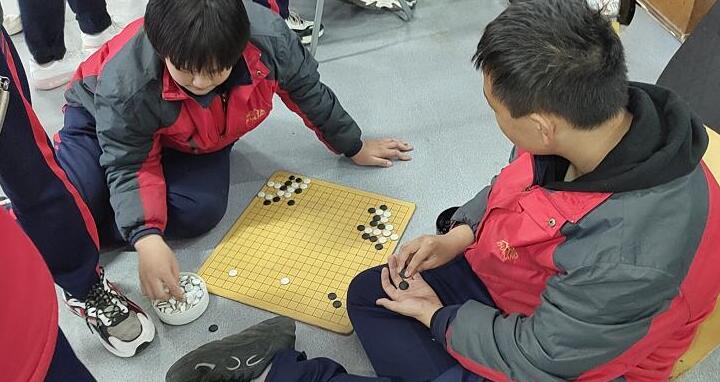 李锋心理教育中心兴趣拓展课程：五子棋赛_www.hnlfjy.com.cn