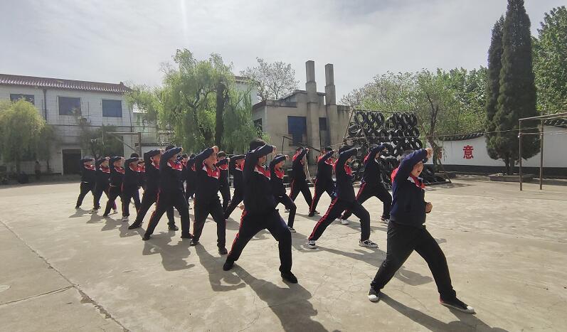 父母与孩子之间亲情冷漠，家长应该怎么做？_www.hnlfjy.com.cn