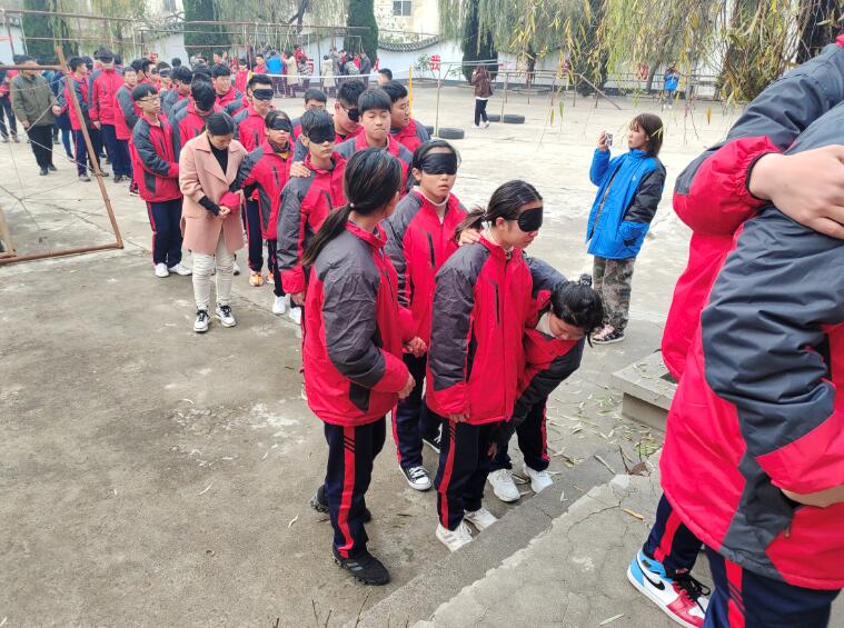 李锋教育学校感恩节之风雨人生路_www.hnlfjy.com.cn