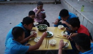孩子的自闭和郁闷是源于家庭原因吗？