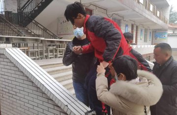 李锋教育学校采取的什么样的教育方法？