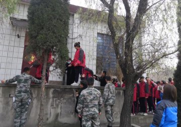 哪种学校教育有网瘾的青少年？