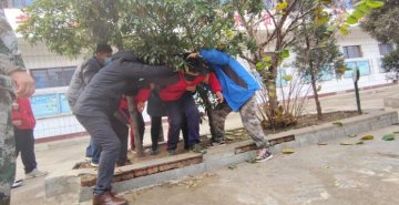 李锋教育学校的老师们爱护孩子吗？