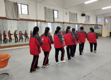 青春期的孩子早恋，父母不知道该如何引导？