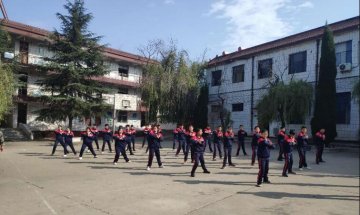 李锋教育学校：关于学生早恋,你怎么看?