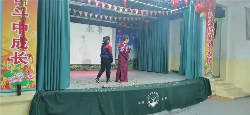 李锋教育学校：学校举行的元旦晚会_www.hnlfjy.com.cn