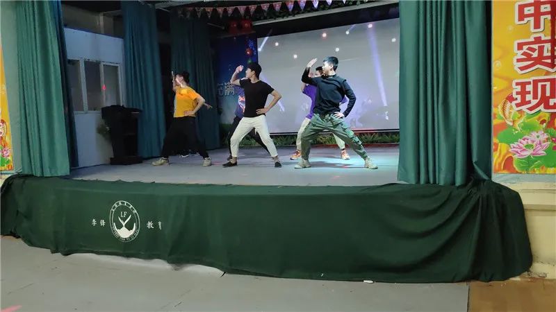 李锋教育学校：学校举行的元旦晚会_www.hnlfjy.com.cn