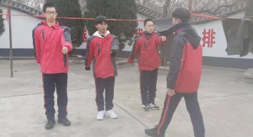 叛逆的男孩子父母怎么教育呢？