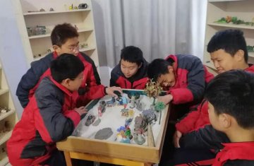 青少年内心很自卑，玩手机逃避现实，父母不知道该怎么办？