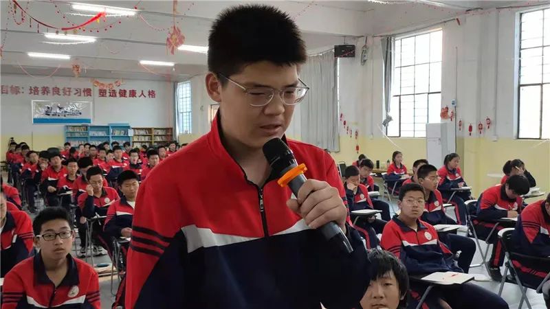 点亮心灯 感恩有你——李锋青少年教育四月特色大课堂_www.hnlfjy.com.cn