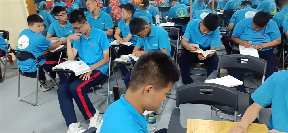 孩子沉迷手机游戏世界父母不及时管教后果很严重！_www.hnlfjy.com.cn