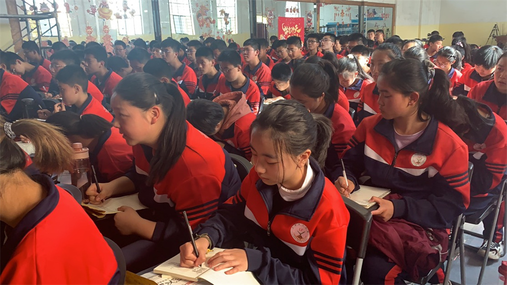 孩子突然变得沉默寡言变得越来越孤独怎么办_www.hnlfjy.com.cn