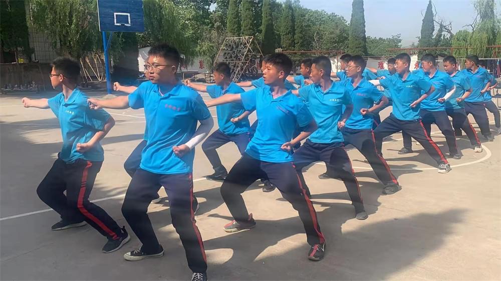 青春期的孩子要变声了，粗心的妈妈却还不知道！_www.hnlfjy.com.cn