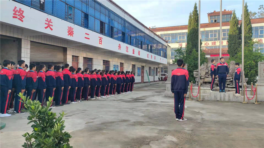 升旗仪式在李锋教育校园顺利举行_www.hnlfjy.com.cn