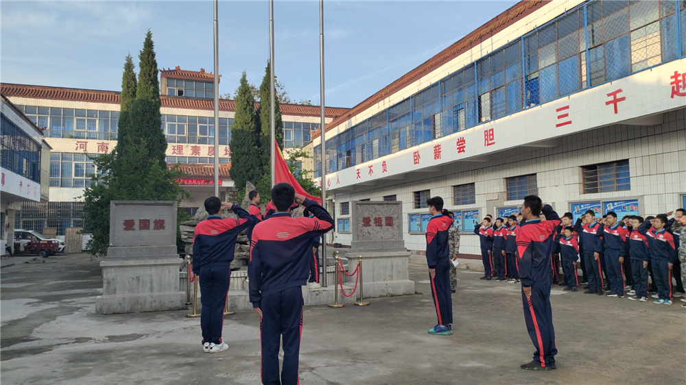 升旗仪式在李锋教育校园顺利举行_www.hnlfjy.com.cn