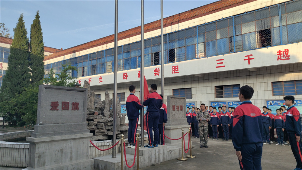 升旗仪式在李锋教育校园顺利举行_www.hnlfjy.com.cn