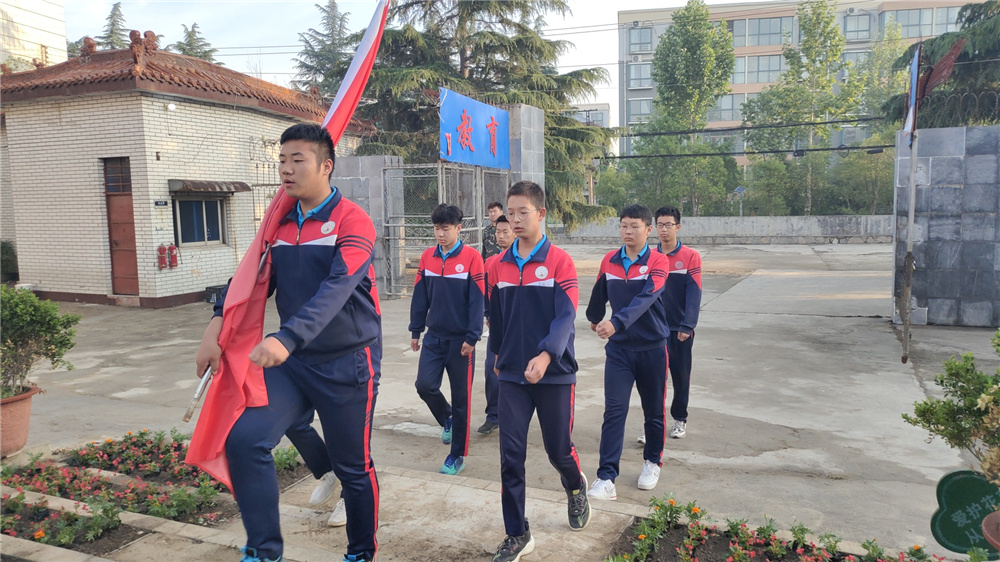 升旗仪式在李锋教育校园顺利举行_www.hnlfjy.com.cn