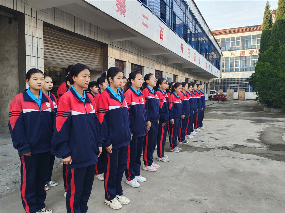 升旗仪式在李锋教育校园顺利举行_www.hnlfjy.com.cn