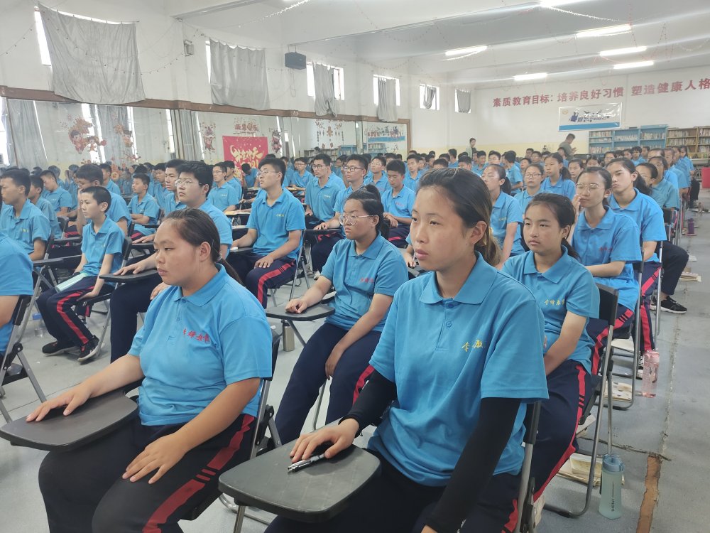 学会倾听，与孩子面对面的沟通，学会走进孩子的内心世界!_www.hnlfjy.com.cn