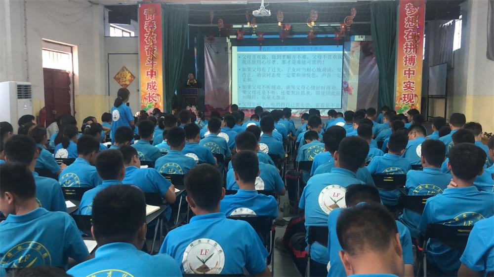 青春期的孩子在学校拉帮结派怎么办，父母如何帮助孩子确定自己的择友标准！_www.hnlfjy.com.cn