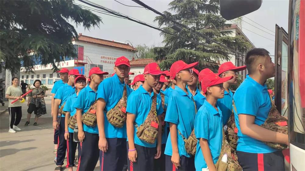 2021年李锋青少年教育成长不烦恼之暑期夏令营开营仪式_www.hnlfjy.com.cn