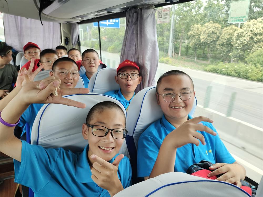2021年李锋青少年教育成长不烦恼之暑期夏令营开营仪式_www.hnlfjy.com.cn