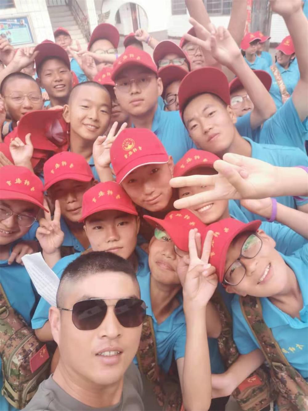 2021年李锋青少年教育成长不烦恼之暑期夏令营开营仪式_www.hnlfjy.com.cn