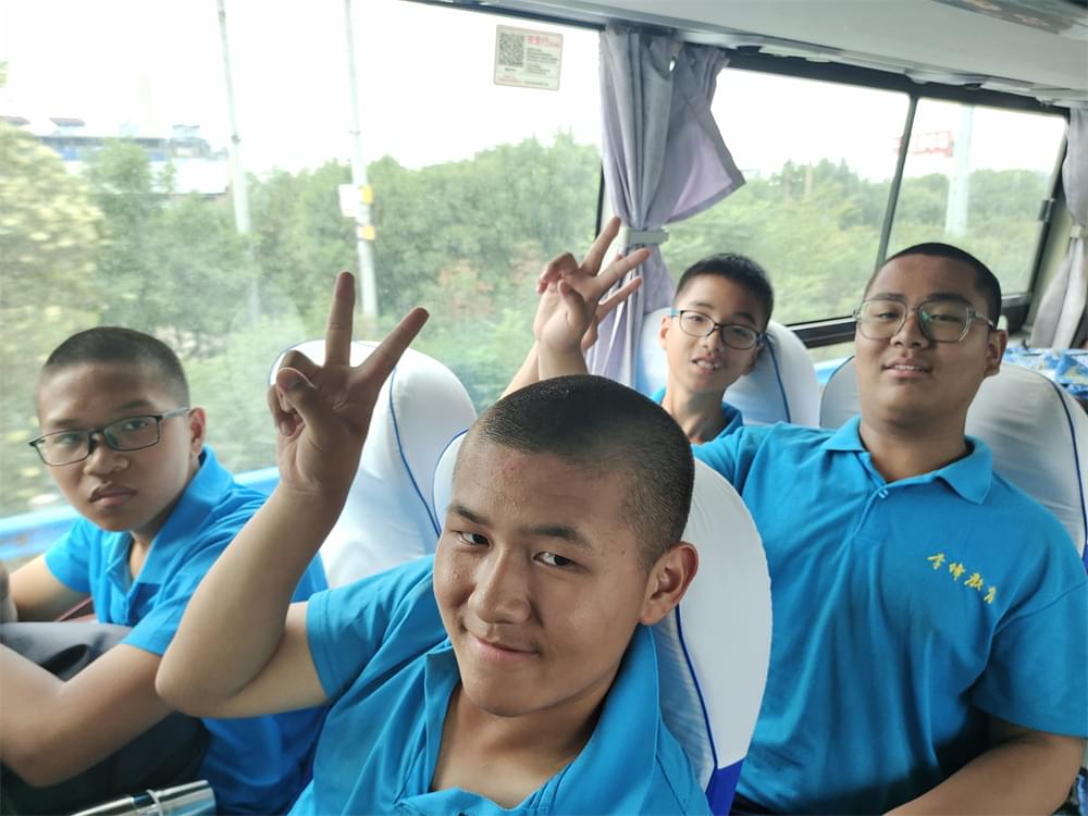 2021年李锋青少年教育成长不烦恼之暑期夏令营开营仪式_www.hnlfjy.com.cn