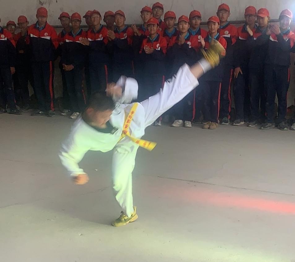 2021年李锋心理教育中心「成长不烦恼」夏令营第15天之与当地村民载歌载舞大联欢_www.hnlfjy.com.cn