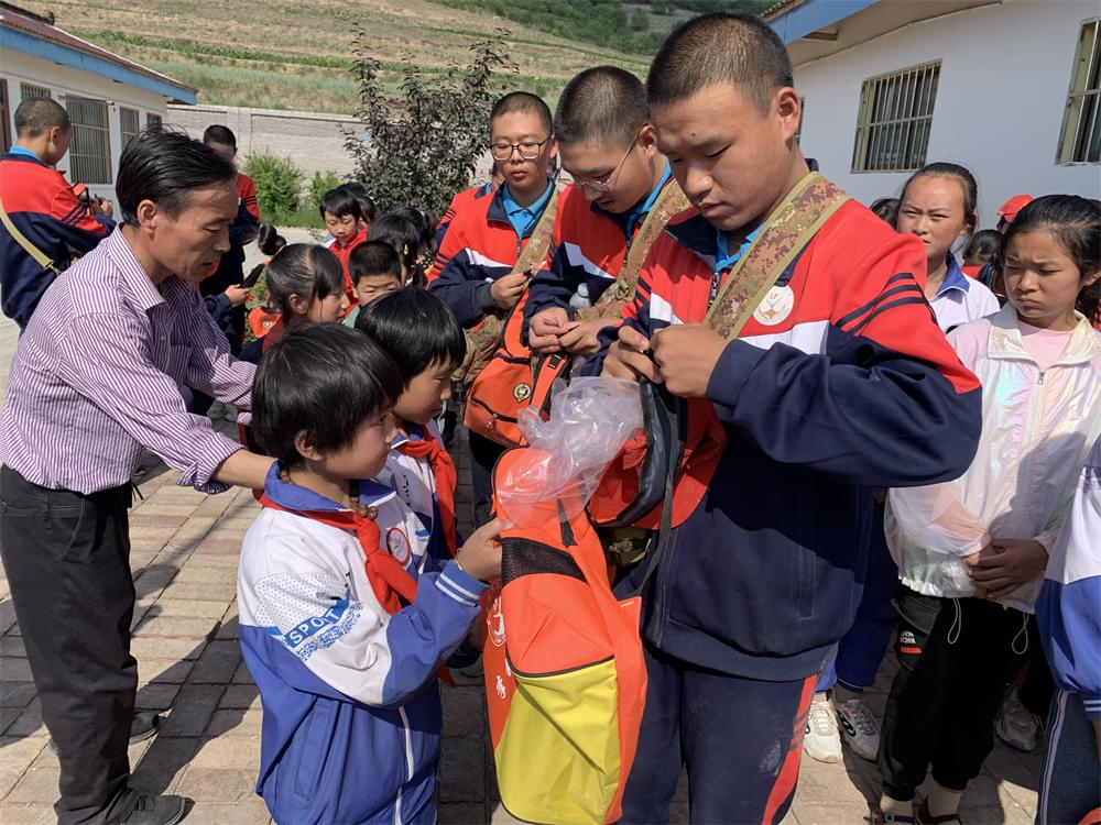 李锋公益行助力水头小学贫困学子插上梦想的翅膀_www.hnlfjy.com.cn