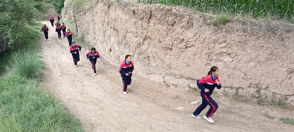 2021年李锋教育暑期夏令营第二期第四天：体验山村上学路_www.hnlfjy.com.cn
