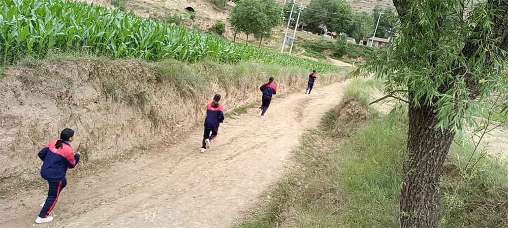 2021年李锋教育暑期夏令营第二期第四天：体验山村上学路_www.hnlfjy.com.cn