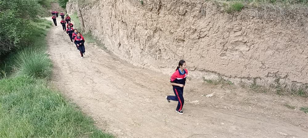 2021年李锋教育暑期夏令营第二期第四天：体验山村上学路_www.hnlfjy.com.cn