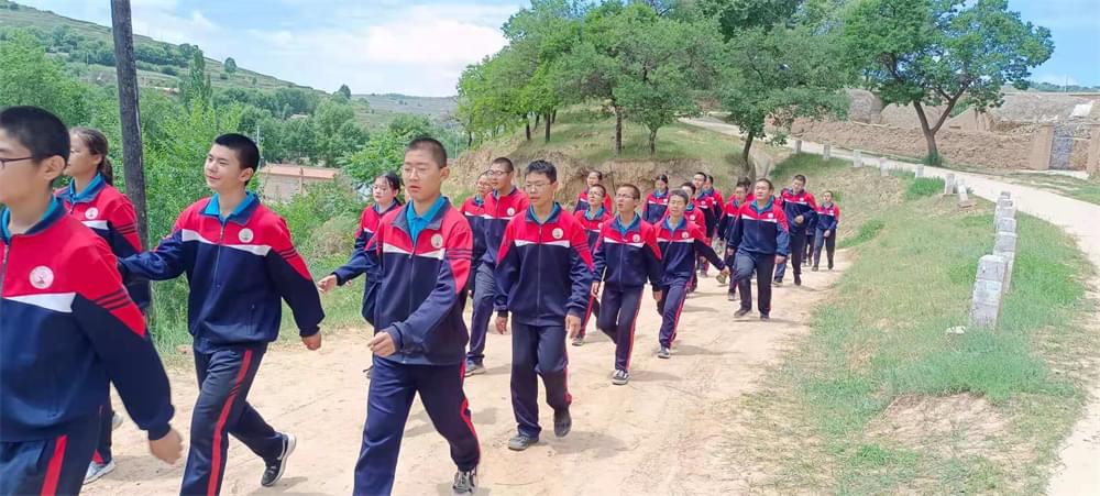 2021年李锋教育暑期夏令营第二期第四天：体验山村上学路_www.hnlfjy.com.cn