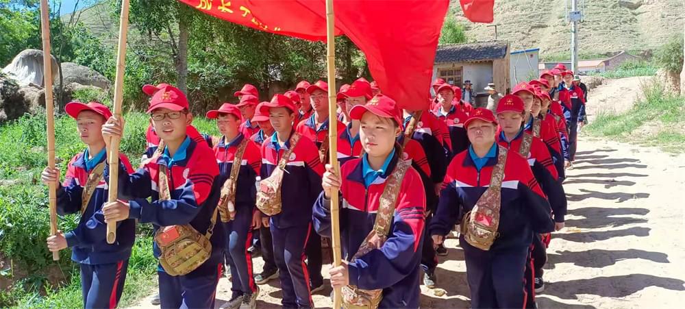 2021年李锋教育暑期夏令营第二期第四天：体验山村上学路_www.hnlfjy.com.cn