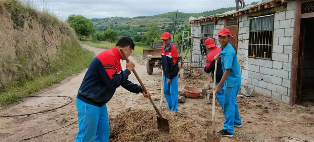 2021年李锋教育夏令营第二期第十二天：下地干活做铲屎官比上学轻松吗？_www.hnlfjy.com.cn