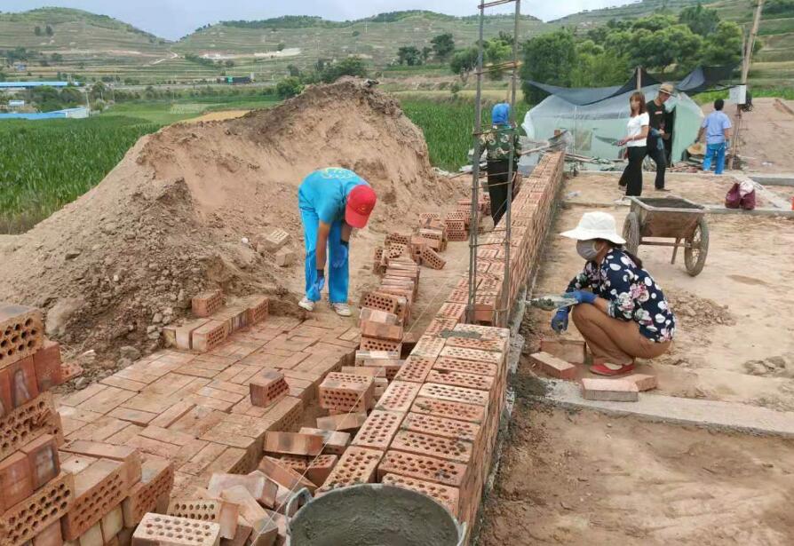 搬砖体验，贫困山村农户靠什么供孩子读上大学？_www.hnlfjy.com.cn