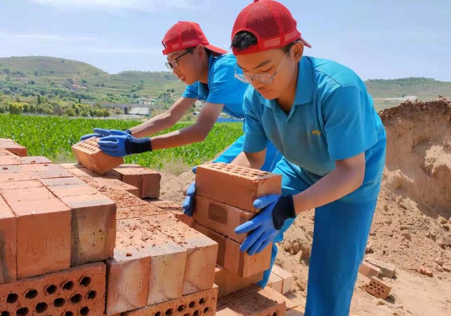 搬砖体验，贫困山村农户靠什么供孩子读上大学？_www.hnlfjy.com.cn