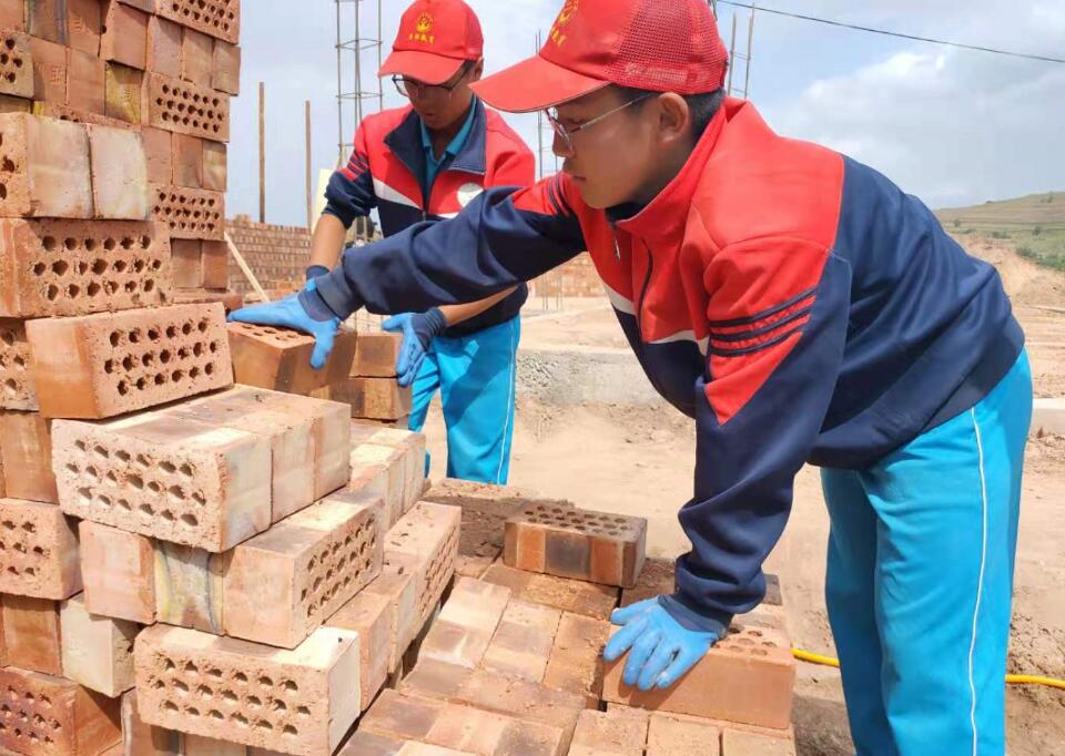 搬砖体验，贫困山村农户靠什么供孩子读上大学？_www.hnlfjy.com.cn