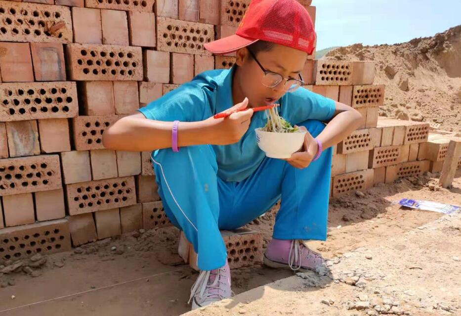 搬砖体验，贫困山村农户靠什么供孩子读上大学？_www.hnlfjy.com.cn