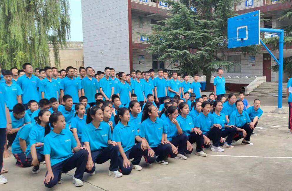 李锋教育全体师生共绘巨画为河南防汛助力加油！_www.hnlfjy.com.cn