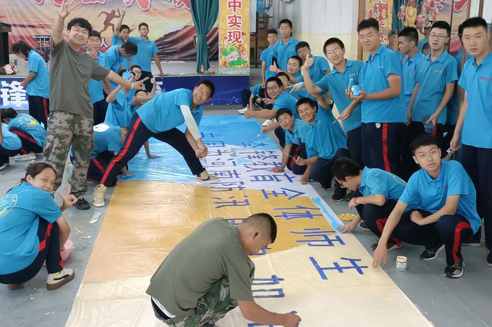 李锋教育全体师生共绘巨画为河南防汛助力加油！_www.hnlfjy.com.cn