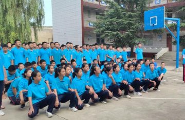 李锋教育全体师生共绘巨画为河南防汛助力加油！
