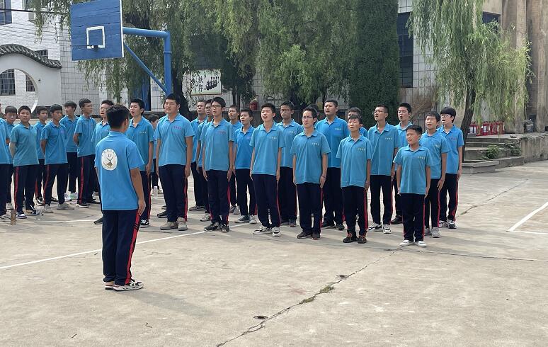 当孩子遇到困难时家长该怎么帮孩子理性分析？_www.hnlfjy.com.cn