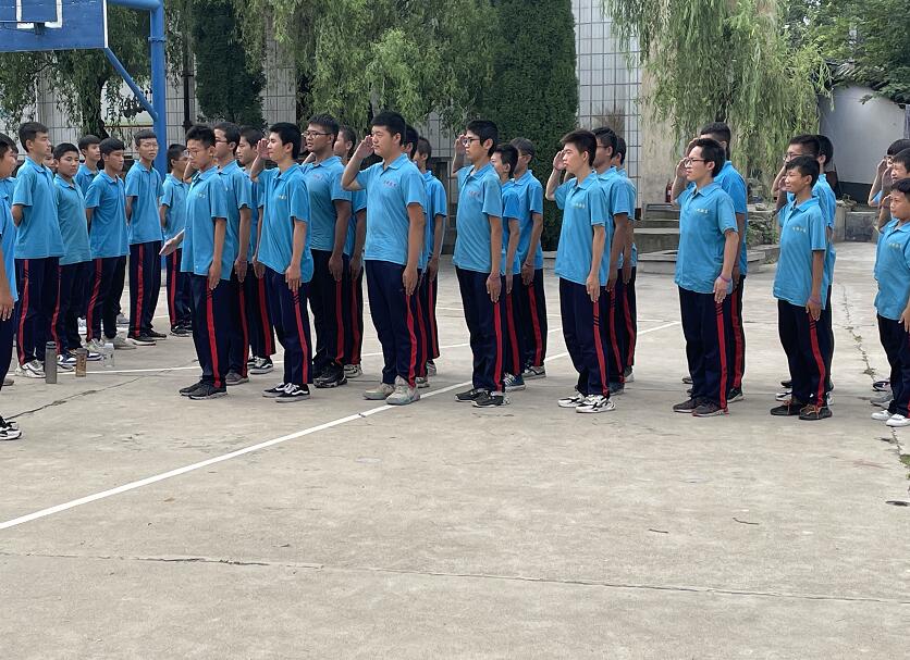 孩子自卑自闭有哪些典型的表现？_www.hnlfjy.com.cn