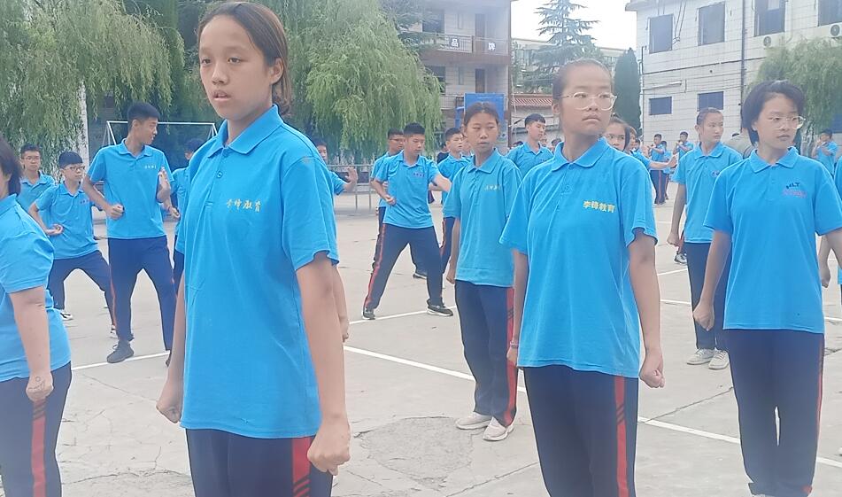 孩子遇到事情不爱跟别人沟通自己藏心里该怎么办？_www.hnlfjy.com.cn