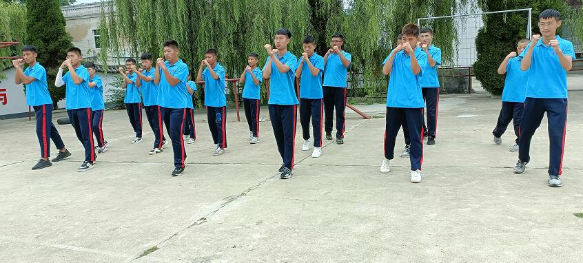 孩子遇到事情不爱跟别人沟通自己藏心里该怎么办？_www.hnlfjy.com.cn